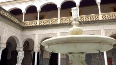 Sevilla, İspanya, daimi ikamet Medinaceli Dukes, Rönesans İtalyan ve Mudéjar stilleri, prototip Endülüs Sarayı'nın Endülüs sarayda La Casa de Pilatos (Pilate ev) olduğunu.