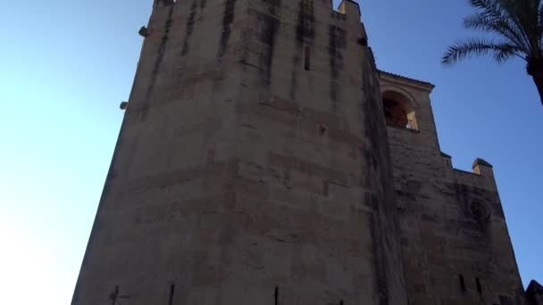 Alcazar de los Reyes Cristianos (hrad křesťanských panovníků) v Córdobě, Andalusie, Španělsko. Pevnost sloužila jako jeden z primárních rezidencí Isabella já Kastilie a Aragonu. — Stock video