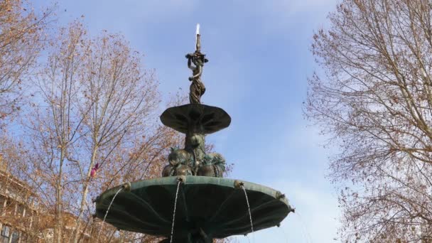 プラザ ・ デル ・ ウミジャデーロの Granada の泉。グラナダは河川ベイロ、ダロ、Genil モナチルのシエラネバダ山脈の麓にある、アンダルシア、スペインの自治州の都市. — ストック動画
