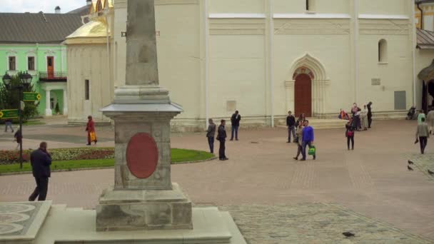 Trinity Cathedral es la iglesia catedral, la más antigua de todas las edificaciones restantes en Trinity Lavra of St. Sergius. Fue construido en 1422-1423 por San Nikon de Radonezh. Las reliquias de San Sergio se conservan allí. . — Vídeo de stock