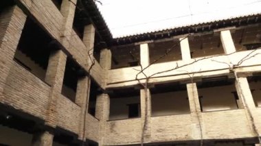 Corral del karbon veya Correo de los Moros, İspanyol şehir, Granada, Andalusia bulunan 14 anıtıdır. Sadece Nasrid alhondiga İber Yarımadası'nda bütünüyle korunmuş olduğunu.