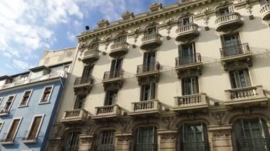 Kırsal hazine evin üzerinde Meydanı, Isabella Catholic Christopher Columbus ve kendini, Granada, İspanya Kraliçesi Isabella tasvir anıt yakınındaki.