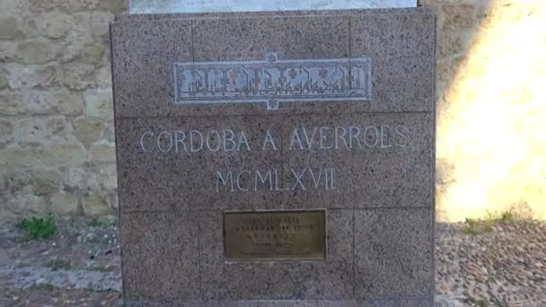 致力于医生和哲学家安达卢西亚阿布阿尔瓦利德 · 穆罕默德 · 伊本 · 艾哈迈德 · 伊本 · 遍览，称为阿威洛依的雕塑。它坐落在 Cairuan 街，科尔多瓦，西班牙. — 图库视频影像