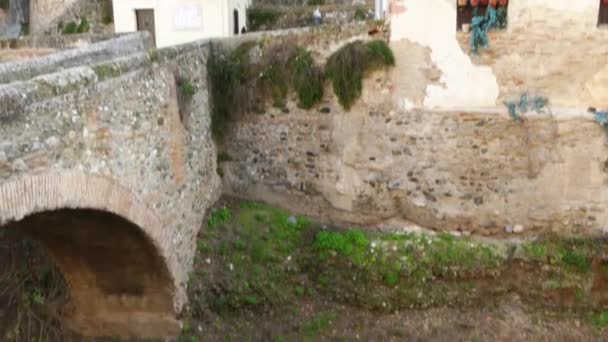 Brug over de straat Carrera del Darro in Granada, Andalusië, Spanje — Stockvideo