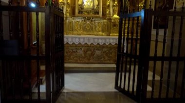 Granada, İspanya - 29 Ocak 2017: Calle Recogidas Granada, Sant Antonio kilise. Şehirde otonom Endülüs, İspanya ' nın Sierra Nevada Dağları eteğinde bulunan Granada olduğunu.