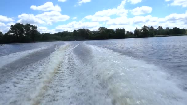 Медленное движение: брызги воды и полосы после прохода лодки по реке . — стоковое видео