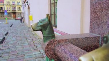 Çeşme, Kaunas, Litvanya merkezinin Belediye Binası ve rahip seminer yanına köpeklerde bronz başkanları ile.