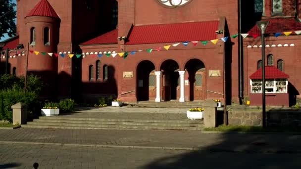 Kyrkan Sankt Simon och Helena kallas även röda kyrkan är romersk-katolska kyrkan på Självständighetstorget i Minsk, Vitryssland. Det ritades av arkitekterna Tomasz Pajzderski och Wladyslaw Marconi. — Stockvideo