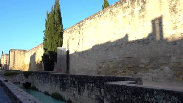 Almodovar Gate van Arabische oorsprong of Nogal Gate (Bab al-Chawz) of Badajoz Gate, vormen een van de gateways naar westelijke muur, die bewaard Nowadays van middeleeuwse terrein van Córdoba, Spanje. — Stockvideo