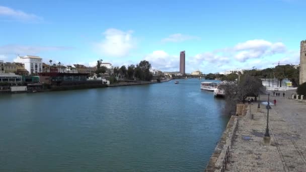 Torre del oro (Turm aus Gold) ist ein zehneckiger militärischer Wachturm in Sevilla, Andalusien, Spanien. es wurde vom almohadischen Kalifat errichtet, um den Zugang zu Sevilla über den Fluss Guadalquivir zu kontrollieren. — Stockvideo