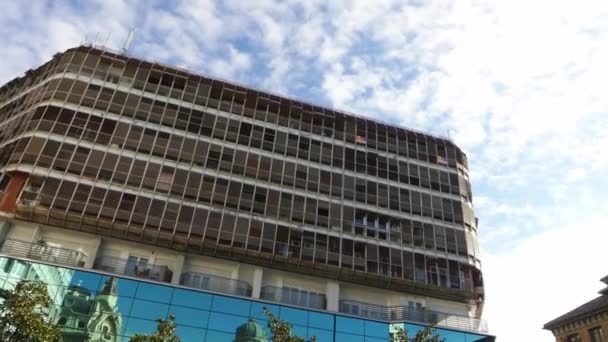 Na praça da Isabella Católica está o monumento mais famoso de Granada, Espanha, retratando Cristóvão Colombo e a própria rainha Isabel. Colombo mostra seu mapa de sua jornada . — Vídeo de Stock