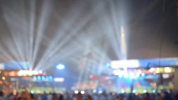 Verlichting en lichte lijnen in de hemel tijdens Songfestival in grote stad. — Stockvideo