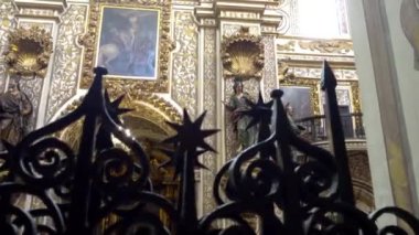 Granada, İspanya - 29 Ocak 2017: Our Lady Angustias Granada şehrinde Bazilikası. Şehirde otonom Endülüs, İspanya ' nın Sierra Nevada Dağları eteğinde bulunan Granada olduğunu.