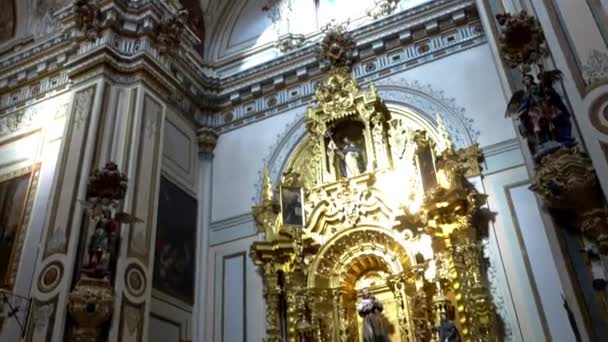 西班牙格拉纳达-2017 年 1 月 29 日： 马略卡岛帕尔马安东尼奥教会在格拉纳达的 Calle Recogidas。格拉纳达是西班牙安达卢西亚自治区市位于内华达山脉的山脚. — 图库视频影像