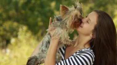 kadın güzel genç mutlu çizgili kazağı holding küçük köpek uzun siyah saçlı