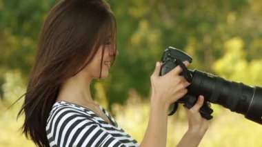 Kamera, yeşil renkli yaz doğa ile fotoğraflandı genç güzel kadın portresi.