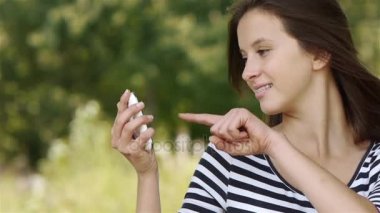 güzel bir genç kadın Parkı konuşmak ararken telefon