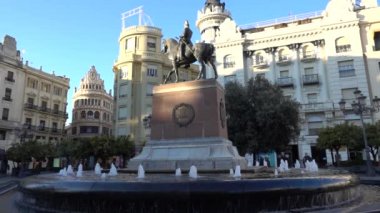 Plaza de Las Tendillas Cordoba heykel büyük Kaptan. Meydanı ana ticari caddeleri Cruz Conde ve Gondomar sokaklarında gibi bağlayıcı olarak hizmet vererek şehir, Cordova içinde (İspanya) bulunmaktadır