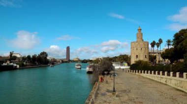 Torre del Oro (altın kule) Seville, Endülüs, İspanya dodecagonal askeri gözetleme kulesi var. Seville Guadalquivir Nehri üzerinden erişimi denetlemek için Muvahhidler Hilafet tarafından dikildi.