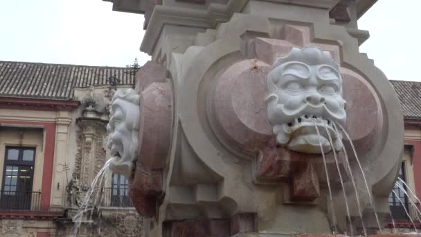 Brunnen auf dem Platz der heiligen Patronin der Könige (Plaza virgen de los reyes), auch Königsplatz genannt. Sevilla, Andalusien, Südspanien. — Stockvideo