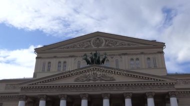 Quadriga Peter Clodt von Jurgensburg tarafından heykel. Moskova, Rusya, Joseph Bove, bale ve opera performansları tutan mimar tarafından tasarlanan tarihi tiyatro Bolşoy Tiyatrosu (büyük tiyatro) olduğunu