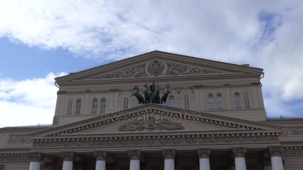 Quadriga fu scolpita da Peter Clodt von Jurgensburg. Teatro Bolshoi (Big Theatre) è un teatro storico di Mosca, Russia, progettato dall'architetto Joseph Bove, che ospita spettacoli di balletto e opera — Video Stock