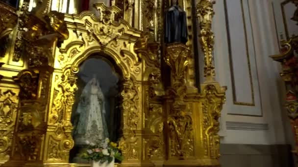 GRANADA, ESPANHA - JANEIRO 29, 2017: Igreja de Santo Antônio na Calle Recogidas em Granada. Granada é uma cidade na comunidade autónoma da Andaluzia, Espanha, localizada a pé das montanhas da Serra Nevada . — Vídeo de Stock