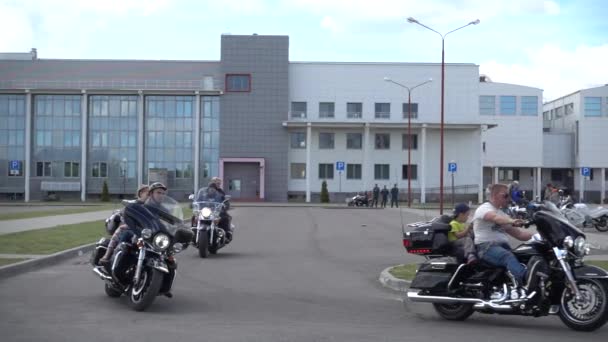 Brest, Vitryssland - maj 27 2017: Brest Bike Festival International. Ridande gäster på motorcyklar. — Stockvideo