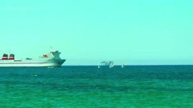 Sakin, sıcak havalarda açık denizde gemiler.