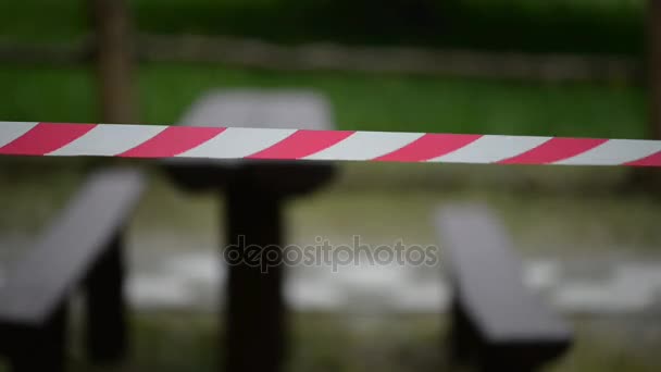 Rot-weiß gestreiftes Band warnt vor gefährlichem Gebiet mit eingeschränktem Zugang. — Stockvideo