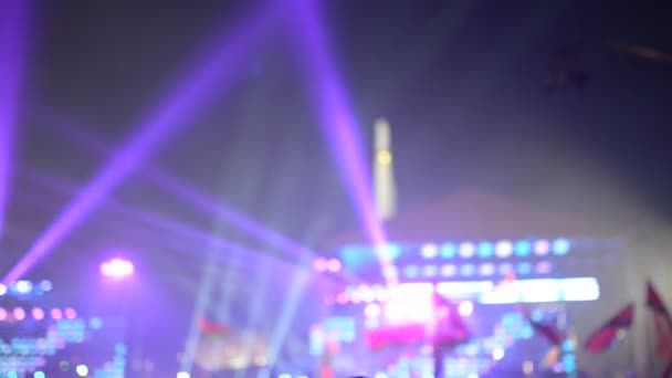 Verlichting en lichte lijnen in de hemel tijdens Songfestival in grote stad. — Stockvideo