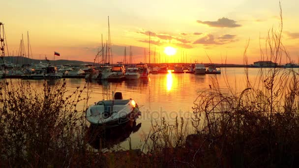 Puerto deportivo nocturno en Sozopol, Bulgaria. Yates y barcos en el contexto de la puesta del sol . — Vídeos de Stock