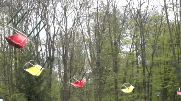 Slow Motion: Круговая карусель в весеннем городском парке . — стоковое видео