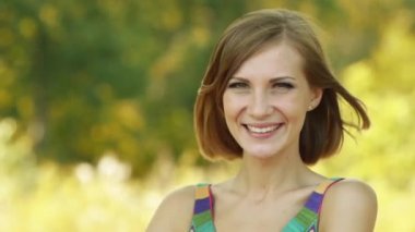 genç ve güzel kadın cep telefonu kapat yaz park yeşil karşı söz.