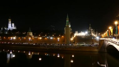 4k Moskova Kremlin Moskova Nehri bir arka planda geceleri. Moskova Kremlin, Moskova'nın kalbinde müstahkem bir kompleks olduğunu. Karmaşık Rusya Federasyonu Başkanı resmi ikametgahı olarak hizmet vermektedir..