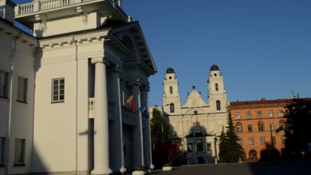 Prefeitura de Minsk - um edifício administrativo na parte central de Minsk, Bielorrússia, no Alto Mercado, foi construído em 1600. Na torre do relógio havia horas, que para esse tempo era de grande valor . — Vídeo de Stock