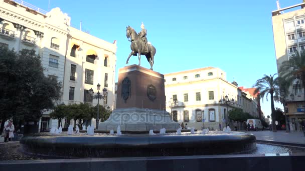 Patung untuk Kapten Besar di Plaza de las Tendillas Cordoba. Alun-alun terletak di kota Cordova (Spanyol) dengan melayani sebagai penghubung jalan komersial utama seperti jalan-jalan Cruz Conde dan Gondomar — Stok Video