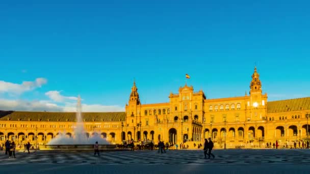 Timelapse: Plaza de España es la plaza del Parque María Luisa, Sevilla, Andalucía, España, construida en 1928 para la Exposición Iberoamericana. Se trata de estilos renacentistas y moriscos de la arquitectura española . — Vídeo de stock