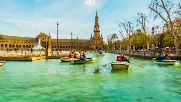 Timelapse: Plaza de España es la plaza del Parque María Luisa, Sevilla, Andalucía, España, construida en 1928 para la Exposición Iberoamericana. Se trata de estilos renacentistas y moriscos de la arquitectura española . — Vídeos de Stock