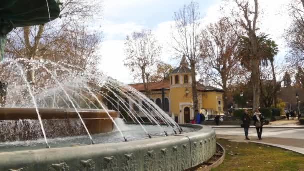 Fontaine de Granadas sur la Plaza del Humilladero. Grenade est une ville de la communauté autonome d'Andalousie, Espagne, située au pied des montagnes de la Sierra Nevada, sur les rivières Beiro, Darro, Genil et Monachil . — Video