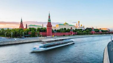 Moskova Kremlin, genellikle Kremlin anılacaktır karmaşık kalp Moskova Moskova Nehri'ne bakan Güney, Rusya Federasyonu için güçlendirilmiş.