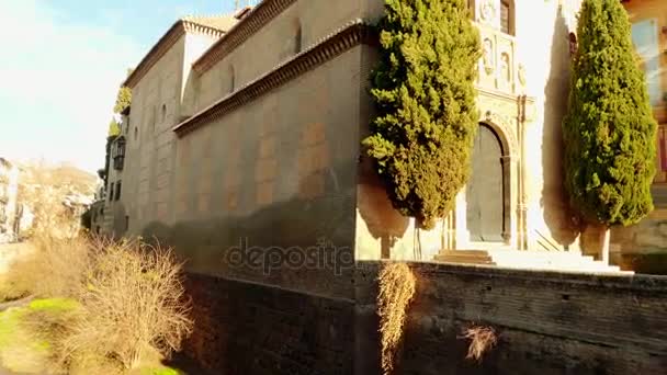 Церковь Санта-Ана, также известная как церковь Сан-Хиль и Санта-Ана, является приходской церковью католической церкви в Гранаде, община Андалусии, Испания . — стоковое видео