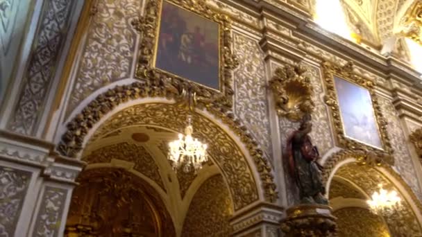Granada, Spanien - januari 29 2017: Basilica of Our Lady of Angustias i Granada. Granada är stad i autonoma regionen Andalusien, Spanien, belägen vid foten av Sierra Nevada-bergen. — Stockvideo