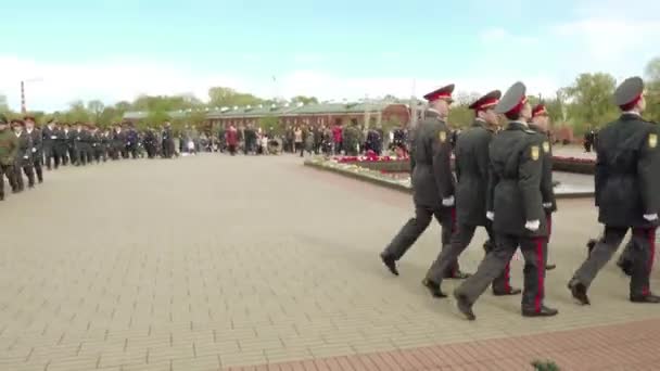 BREST, BELARUS - 9 DE MAYO DE 2017: Manifestación festiva y marcha de militares en la fortaleza de Brest, dedicada al Día de la Victoria en la Gran Guerra Patria . — Vídeo de stock