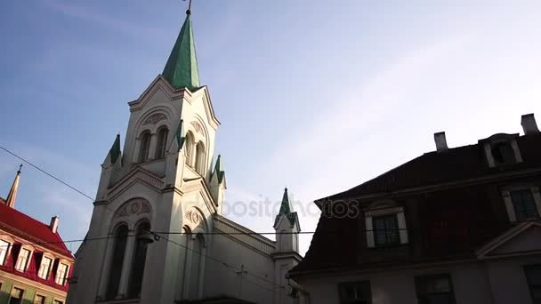 Our Lady of Sorrows Church is Roman Catholic church in Riga, capital of Latvia. Church is situated at address 5 Pils Street. It was built in 1785. — Stock Video