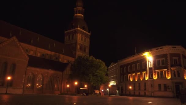 Riga domkyrka (Rigas Doms) är evangelisk-lutherska domkyrkan i Riga, Lettland. Liksom alla gamla kyrkor i staden, är det känt för dess vindflöjel. Kyrkan kallas brukar domkyrka. — Stockvideo