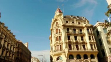 En ünlü anıt Christopher Columbus ve kraliçesi Isabella kendini tasvir Granada, İspanya, kare Isabella Catholic üzerinde duruyor. Columbus ona yolculuk onun Haritası gösterir.