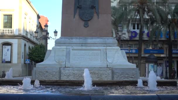 Statue des großen Kapitäns auf der Plaza de las Tendillas von Cordoba. Der Platz befindet sich in der Stadt Cordova (Spanien) und dient als Verbindungsstück der wichtigsten Geschäftsstraßen wie den Straßen Cruz Conde und Gondomar — Stockvideo