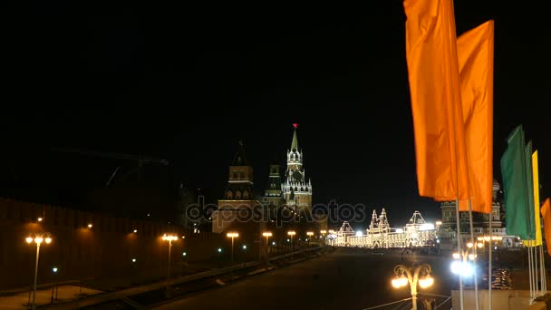 Spasskaya (구세주) 타워는 모스크바 크렘린, 붉은 광장, 모스크바, 러시아 연방을 내려다의 동쪽 벽에 통로 통해 메인 타워. — 비디오