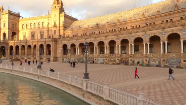 İspanya Meydanı plaza Maria Luisa Park, Sevilla, Endülüs, İspanya, 1928'de Latin-Amerikan Fuarı için inşa var. Rönesans ve Mağribi Revival stilleri İspanyol mimarisinin olduğunu. — Stok video